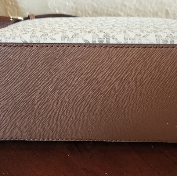 Michael Kors Jet Set Medium Dome Crossbody Bag Vanilla NWT - Picture 6 of 9